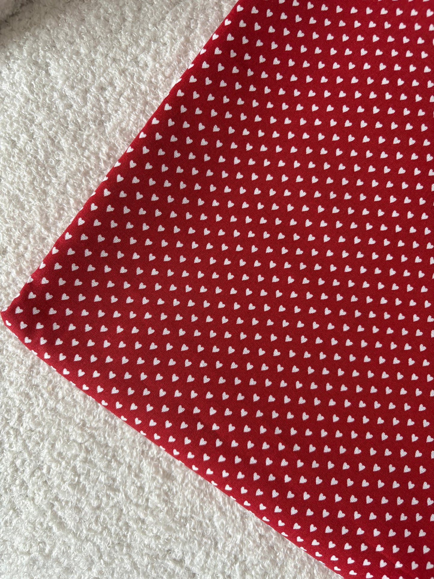 tissu coton rouge imprimé mini cœurs - Style rétro & romantique